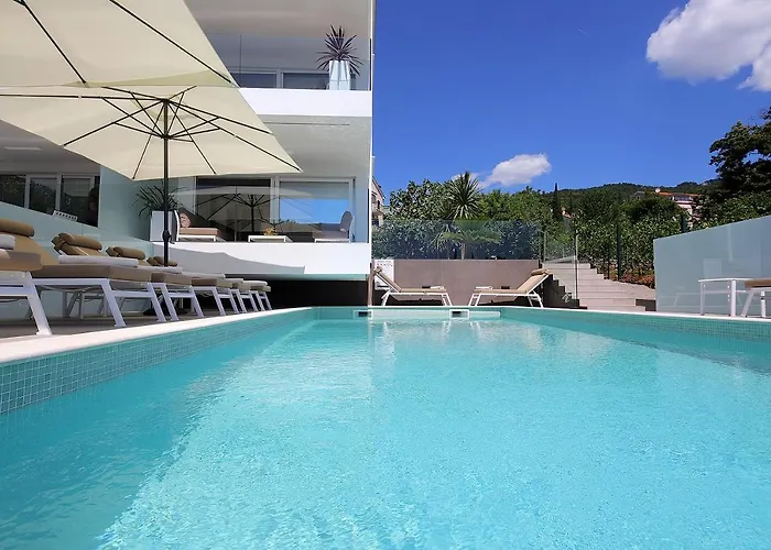 New Apartment With Swimming Pool Near The Beach